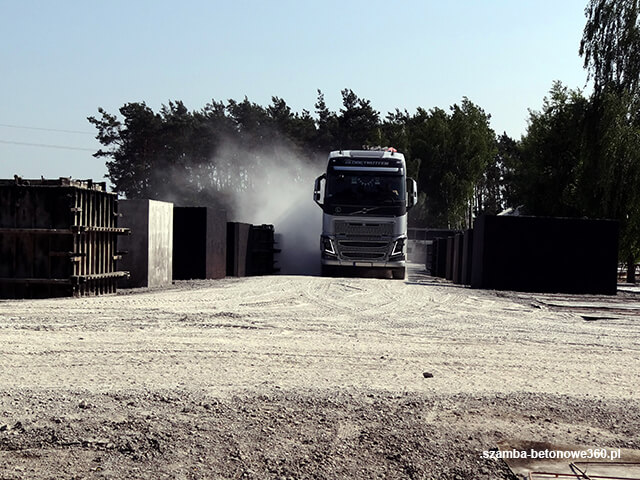 Magazyn szamb betonowych gotowych do transportu do Murowana Goślina - certyfikowane zbiorniki z atestem